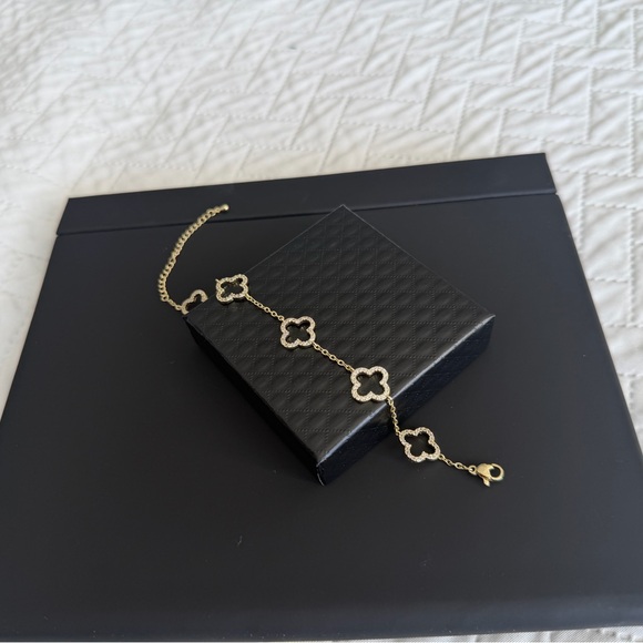 Elegant Gold and Silver Flower Bracelet new in a box gold plated - Picture 10 of 15